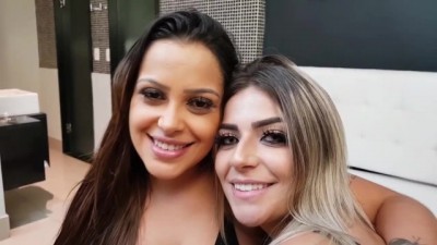 Teen Latinas Deep Kiss (+18)