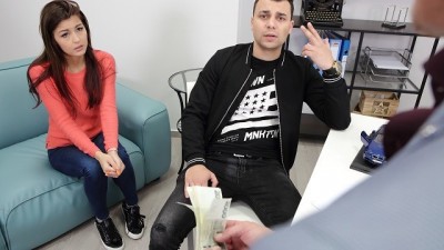 Un garçon docile a besoin d'une voiture pour que Stepson amie contre de l'argent accepte d'avoir