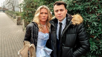 Une femme salope trompe Stepson mari pour de l'argent devant lui