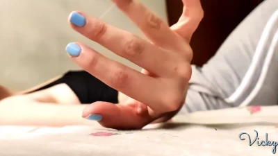 Young teenager Vicky masturbates her pussy through her pants (+18)