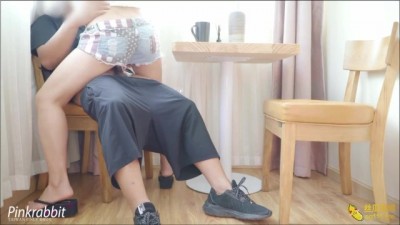 网友初次见面变放荡：在咖啡厅激情操，水漫全场